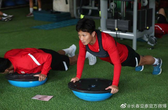美女脱光全身